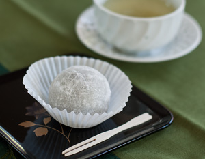 An ichigo daifuku, uncut